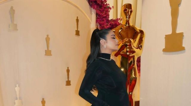 نجمة عالمية تفاجئ الجميع بالظهور بفستان ضيّق يكشف عن حملها