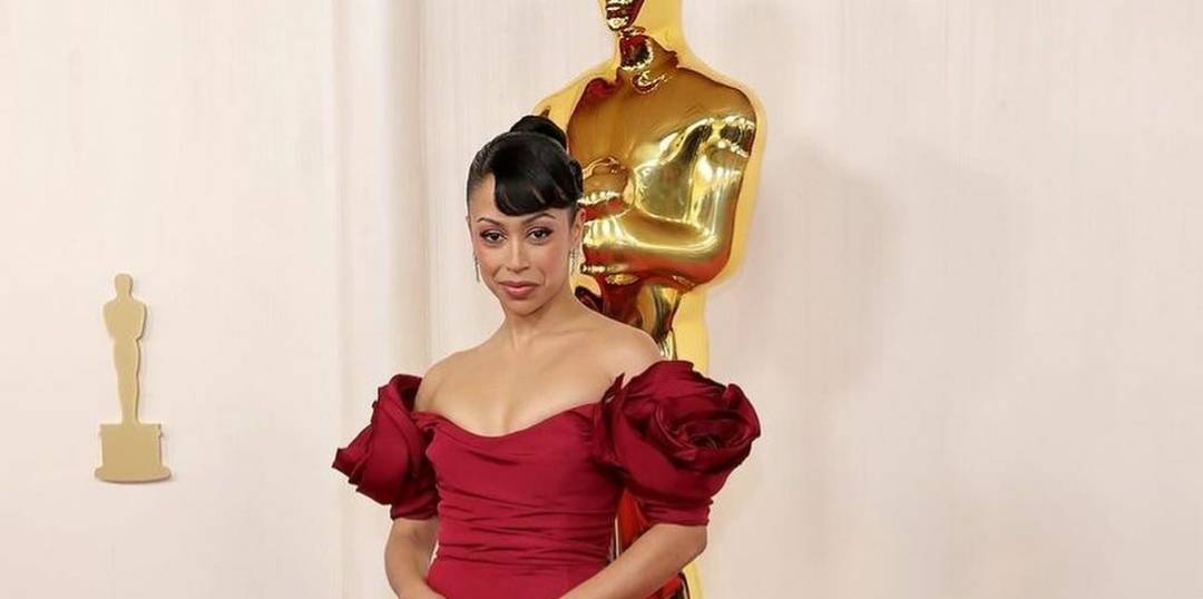 بالفيديو - ليزا كوشي محرجة أمام الكاميرات بسبب حذائها الغريب