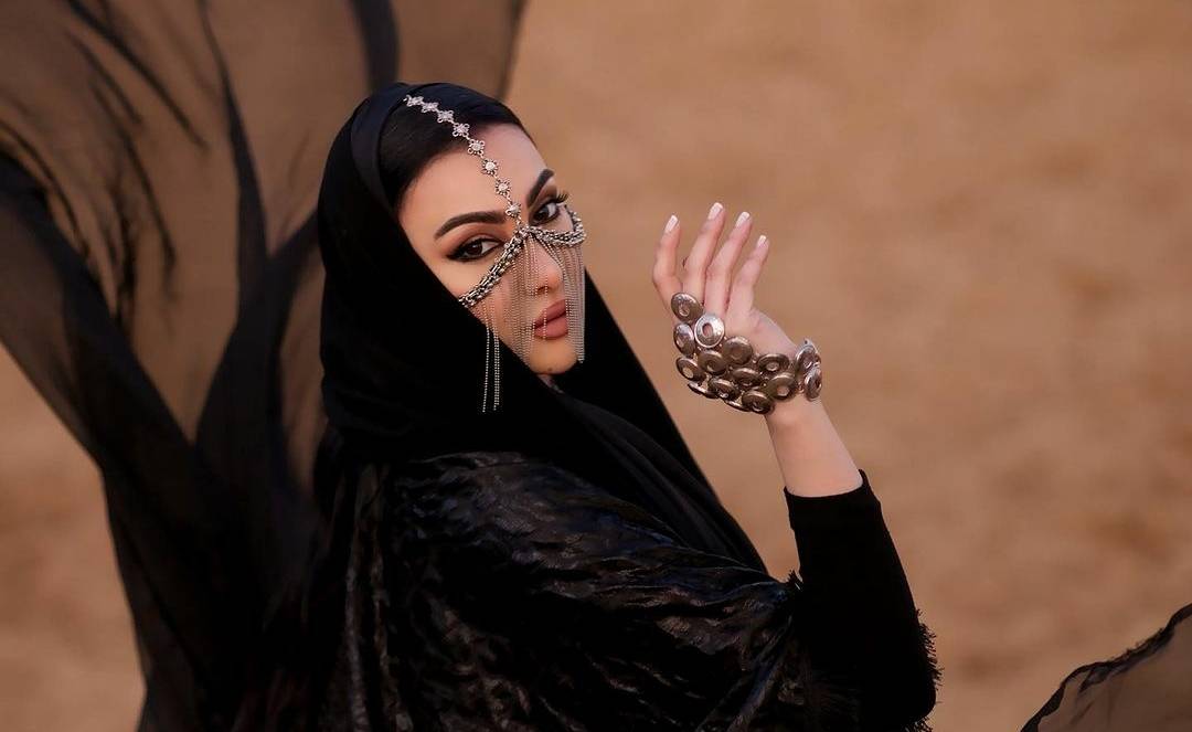 بالصور - نجمات يتألّقن بالعباءة الرمضانية الفخمة... مَن الأجمل؟