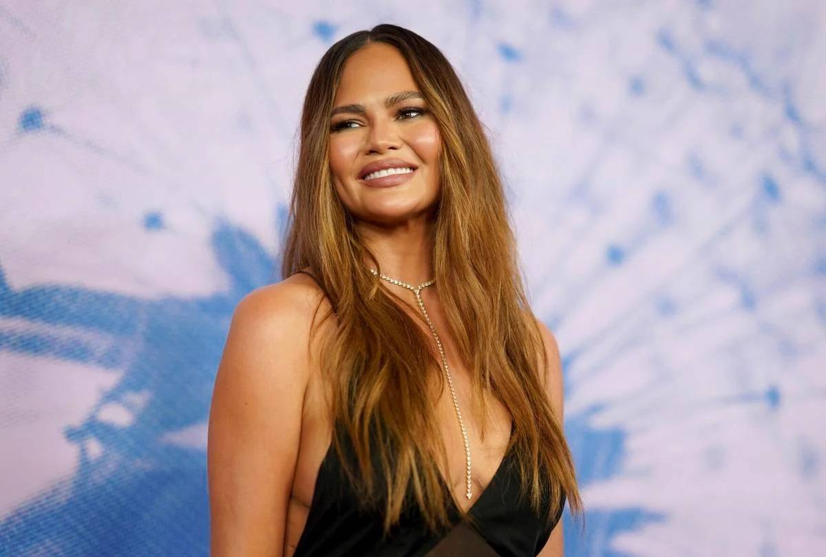 كريسي تيغن في Green Carpet Fashion Awards بصيحة الشفّاف