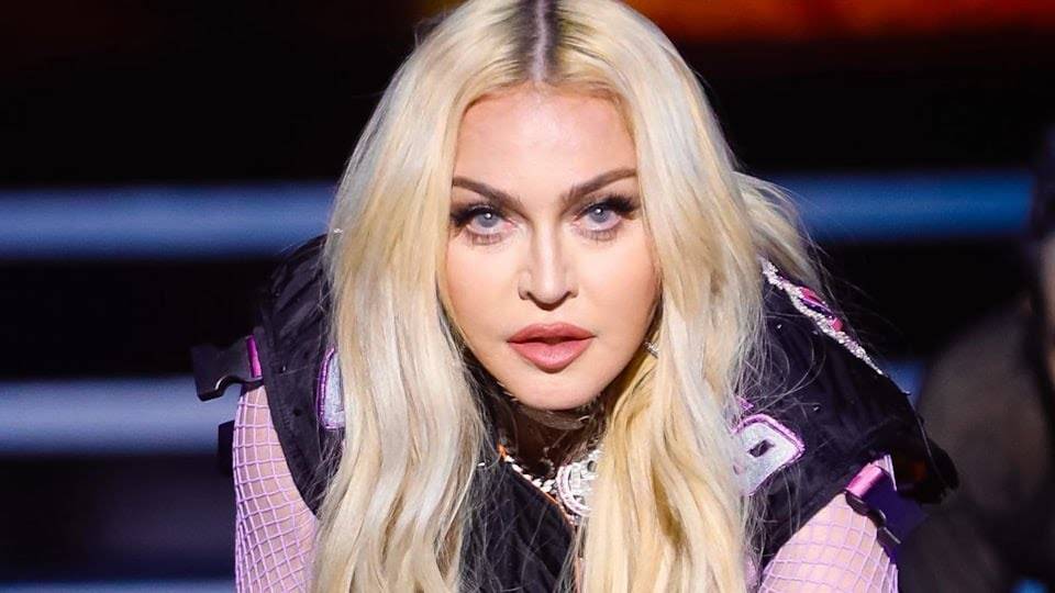 مادونا تتعثر وتقع على المسرح... وردّ فعلها محط اهتمام الجمهور