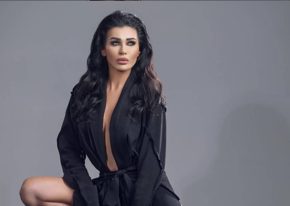 بالفيديو - نادين الراسي ترقص بالعصا وببدلة سوداء