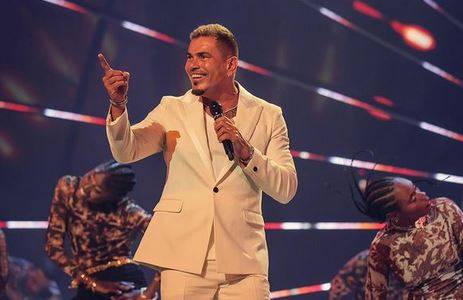 بالفيديو - انتهاء الخلاف بين عمرو دياب وعمرو مصطفى في 