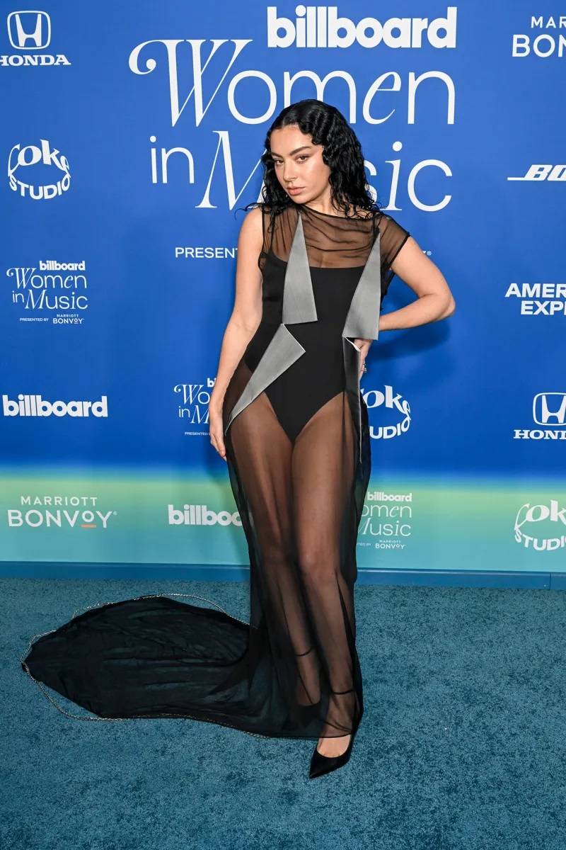 Charli XCX جائزة Powerhouse award Charli XCX جائزة Powerhouse award