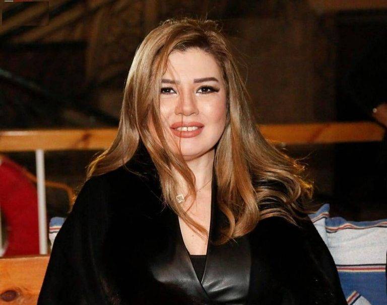 بالصور - نجوم الفن يواسون رانيا فريد شوقي المنهارة في عزاء والدتها