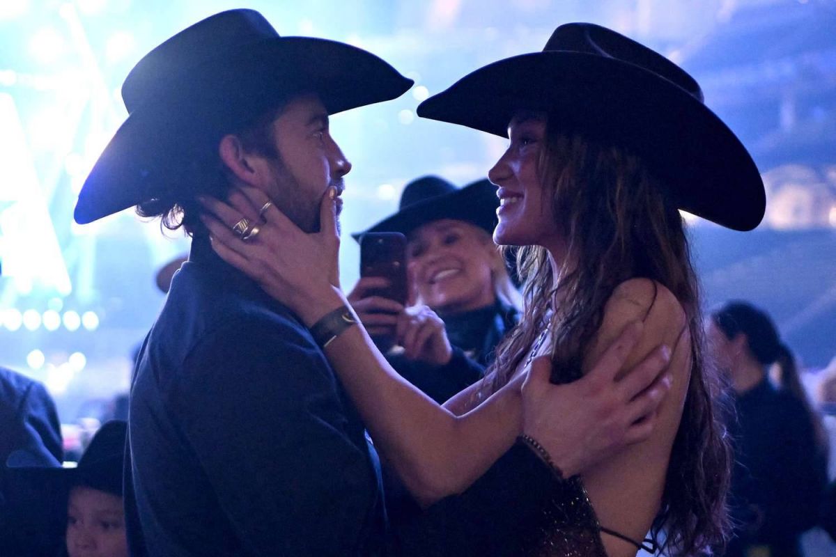 بيلا حديد جريئة بـ