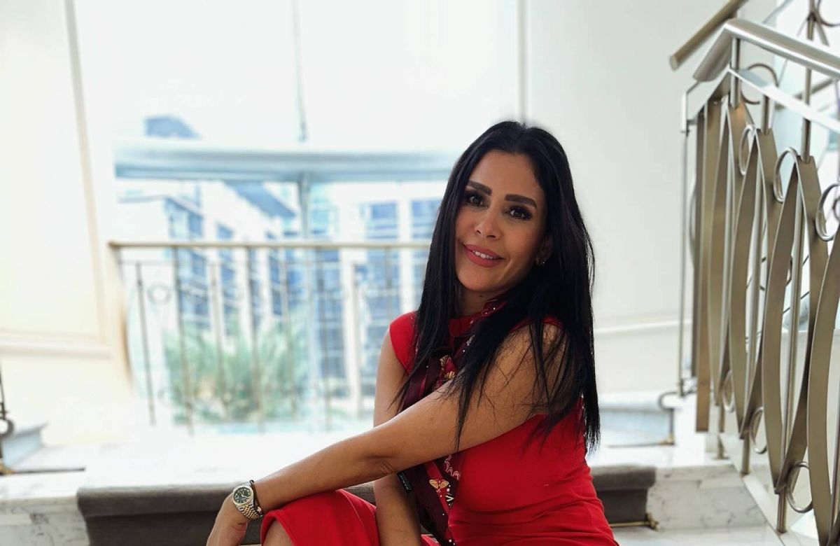 تفاصيل منع ساندي علي من السفر للمشاركة في مراسم تشييع والدتها