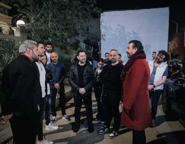 كريم عبد العزيز مع فريق عمل 