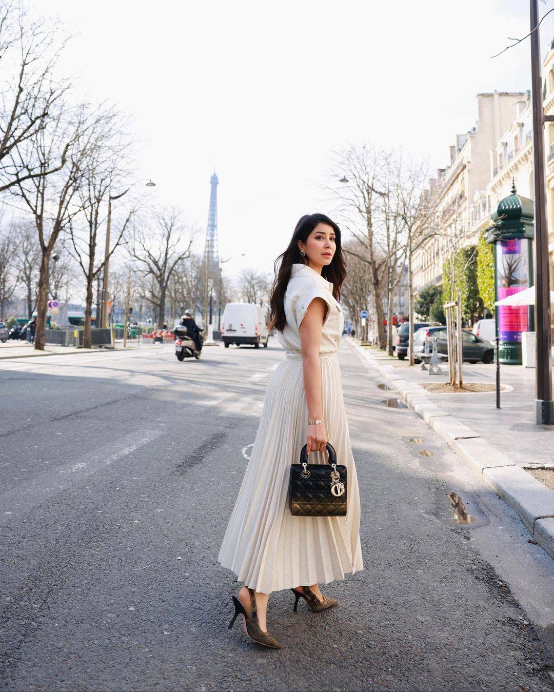 أسيل عمران بإطلالة ذهبية أنيقة ومحتشمة من Dior