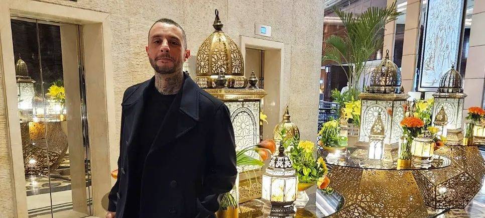 أحمد الفيشاوي يستعرض بصور طقوسه في رمضان وسبحة والده الراحل