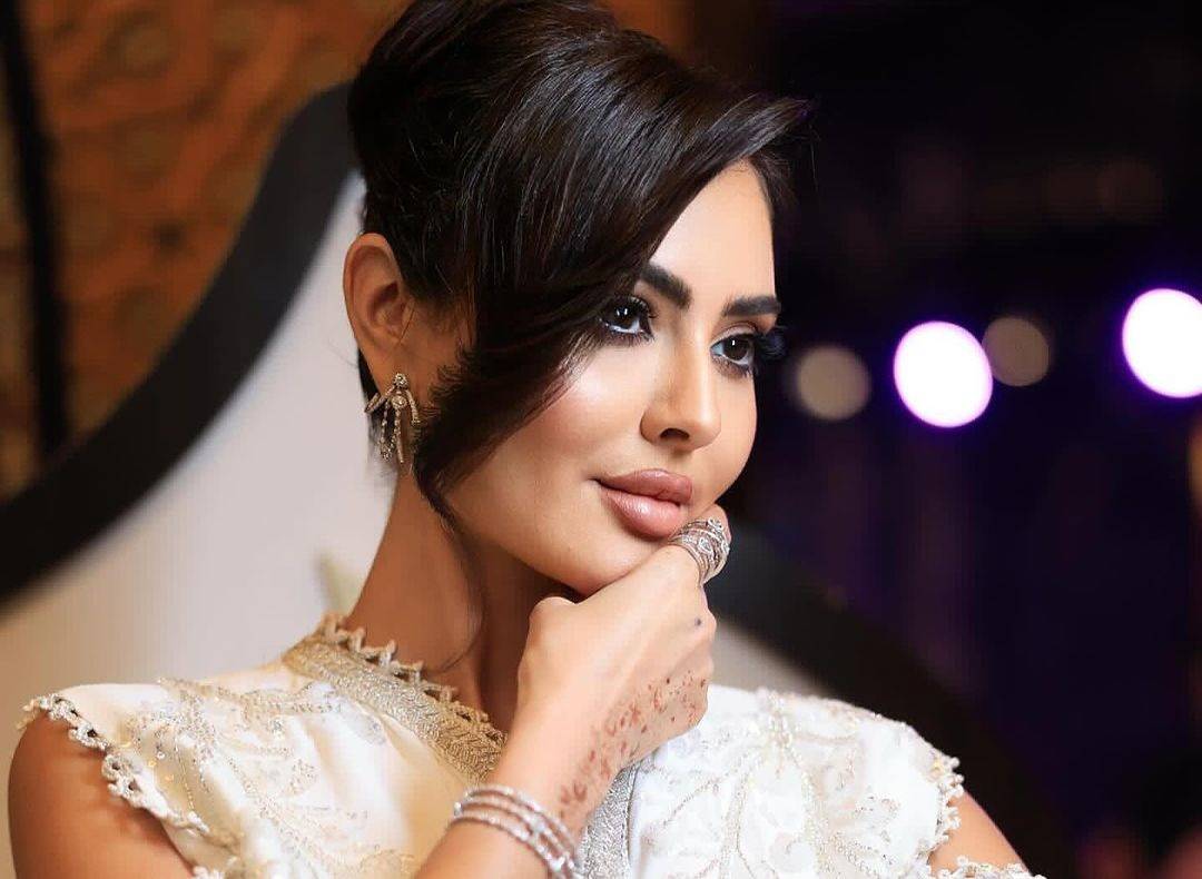 مريم حسين تستعرض جمالها بالحجاب والعباءة في السعودية