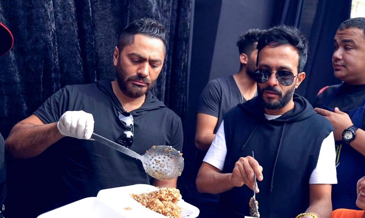 بالصور - تامر حسني يشارك في إعداد وجبات إفطار وتوزيعها مجّانياً