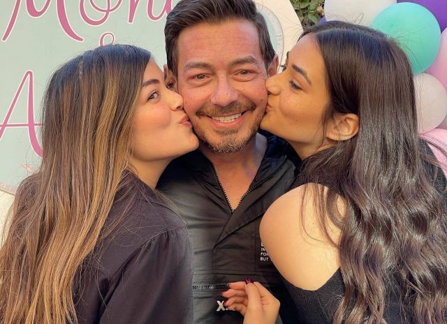 ملك زاهر وشقيقتها ليلى مع والدهما أحمد زاهر