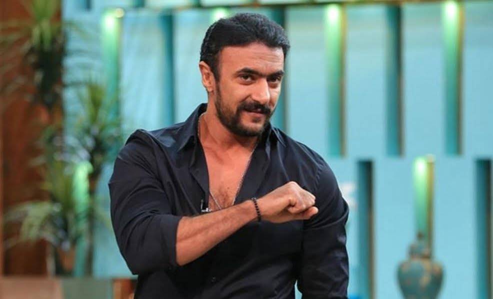 أحمد العوضي يعلّق على لافتات تدعم شخصيته في 