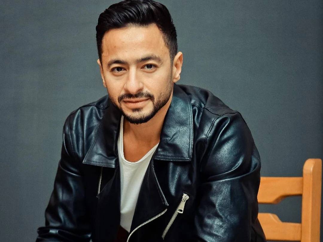 بالصور - تجمع الجمهور حول حمادة هلال في الشارع احتفالاً بنجاح 