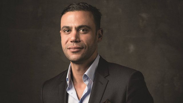 بالفيديو - الجمهور يعطل تصوير مسلسل محمد إمام وهو يُعلّق