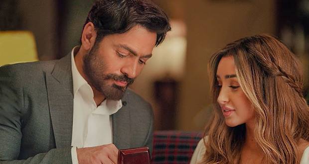 تامر حسني يروّج لفيلمه الجديد بصورة مع هنا الزاهد