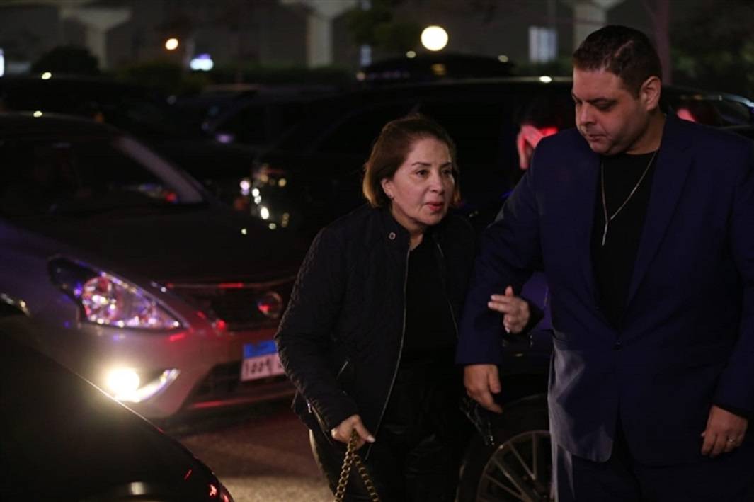 بالصور - وفاء عامر بالعكاز وظهور نادر لبوسي في عزاء والدة رانيا فريد شوقي