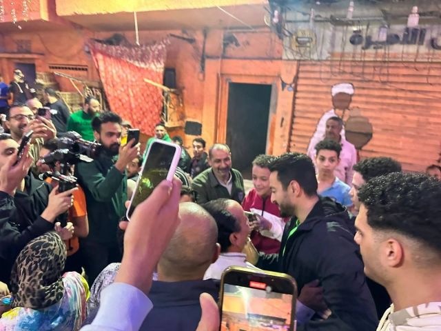 حمادة هلال حوله أهالي منطقته يحتفلون بنجاح المداح