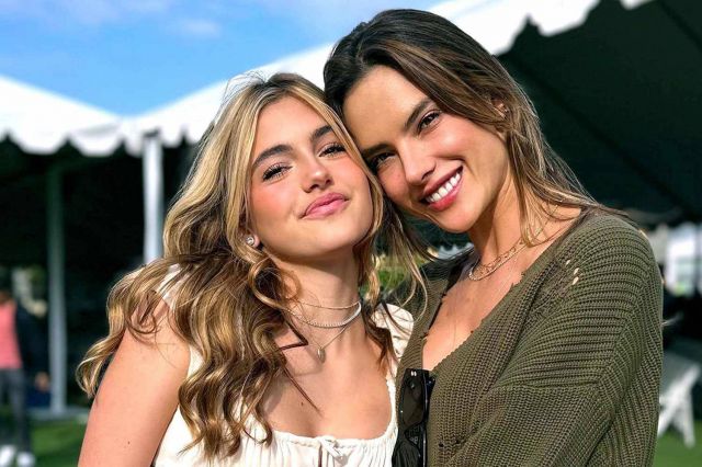 أليساندرا أمبروسيو  وابنتها