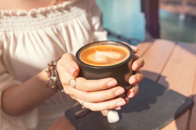 هل القهوة منزوعة الكافيين آمنة وبديل صحي صحيح؟