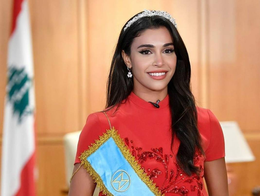 بالفيديو - مفاجأة في الطائرة لملكة جمال لبنان ياسمينا زيتون... واستقبال مميّز