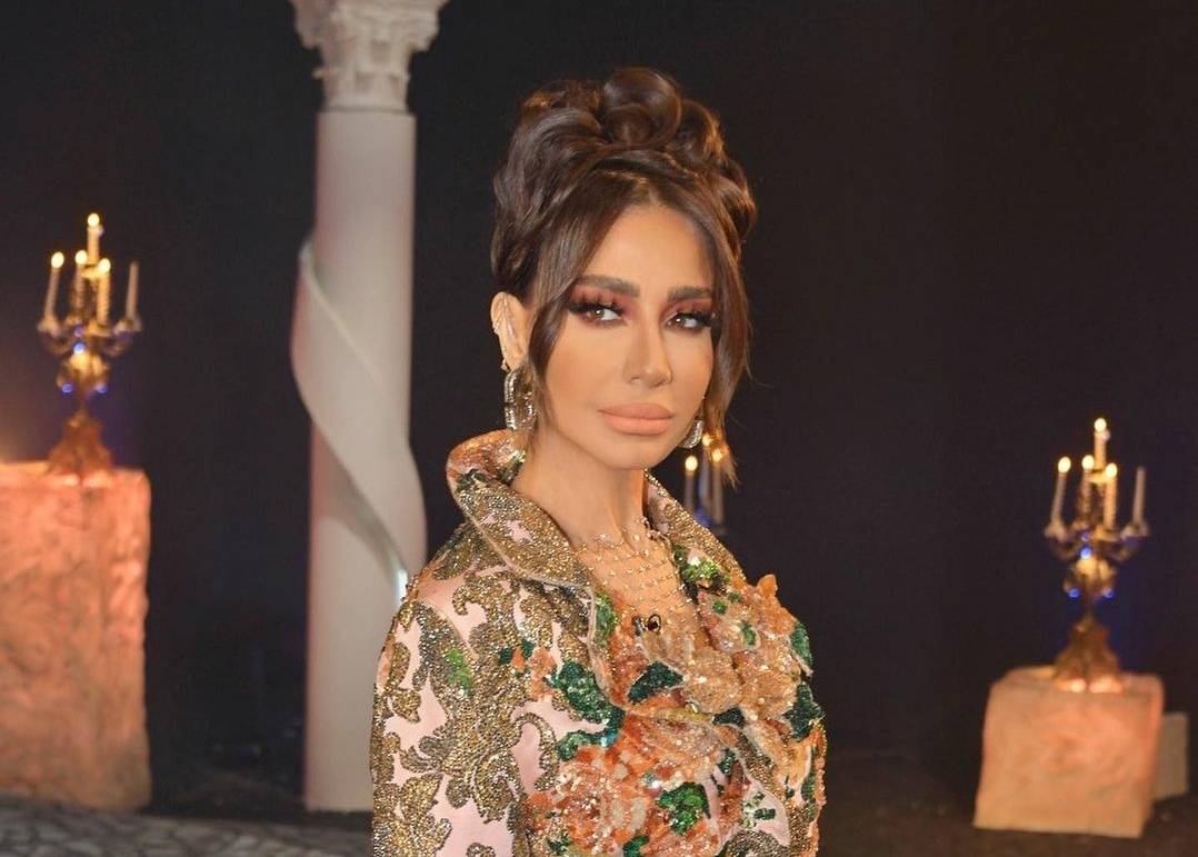 حذاء بسمة وهبي محط اهتمام الجمهور... كيف تمشي به!