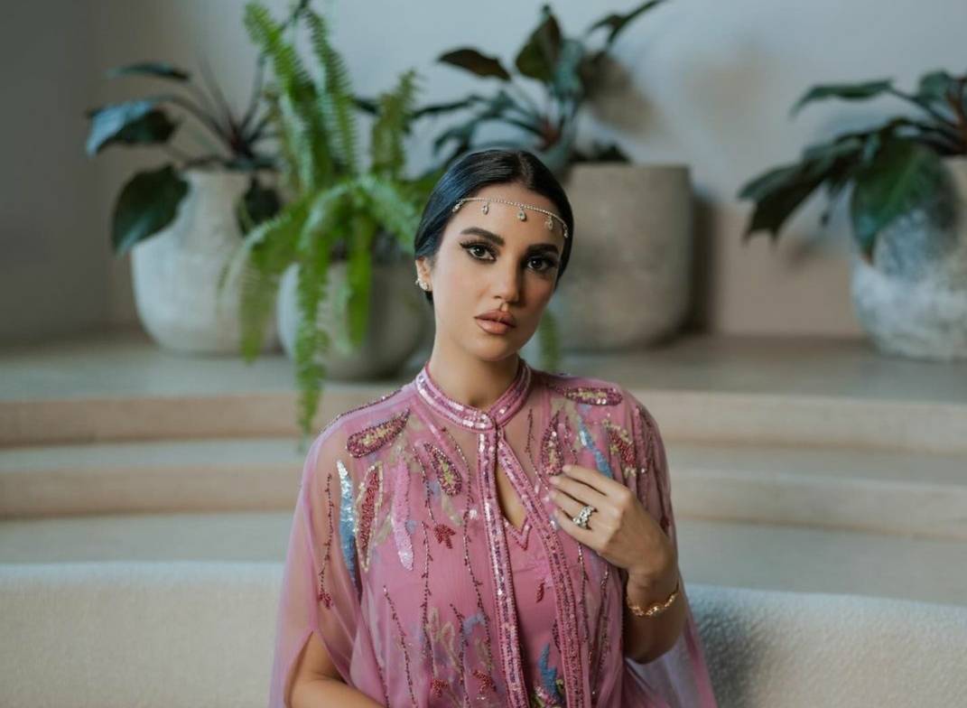 تألّقي بفستان درّة الأنيق في رمضان... هذا سعره