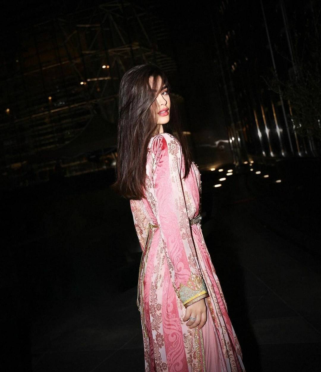 بين الأحمر والوردي... روان بن حسين تستعرض رشاقتها وتضجّ أنوثةً