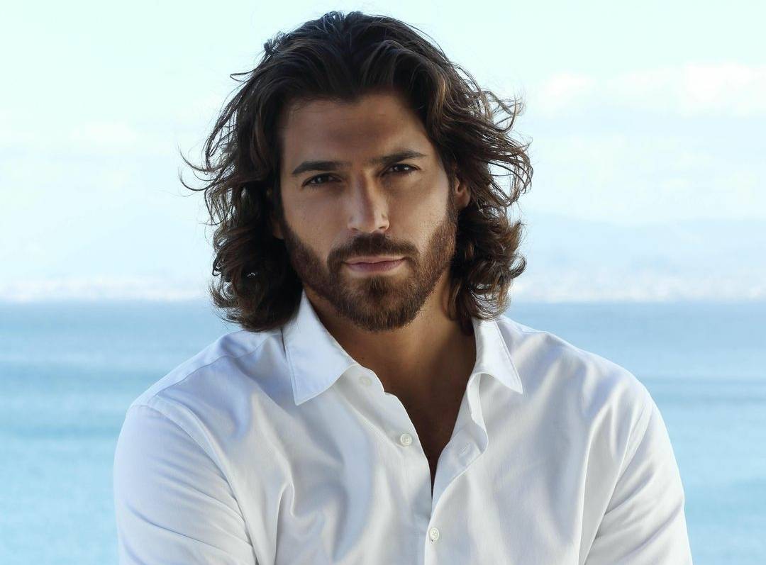 جان يامان يُحدث ضجة في المطار... ويسير بـ