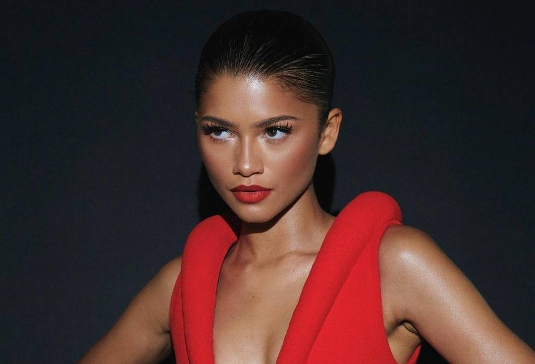 زيندايا بإطلالتين مختلفتين في باريس... أيّهما الأجمل؟