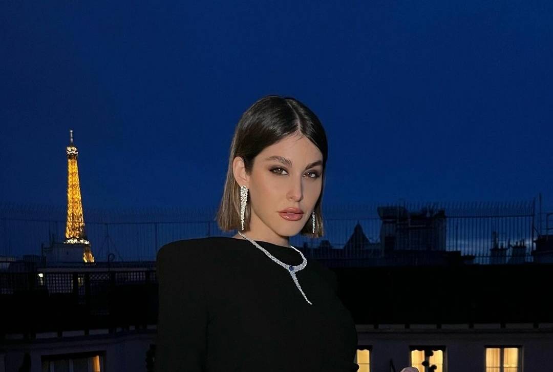 نور عريضة محط اهتمام الجمهور بسبب فستانها الجريء وابنتها إيلا