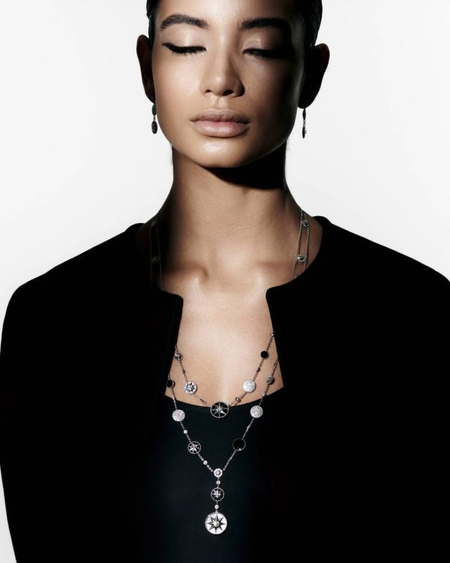 عقد وأقراط Rose des Vents من الذهب الأبيض، عرق اللؤلؤ، الأونيكس والماس من Dior Fine Jewellery 