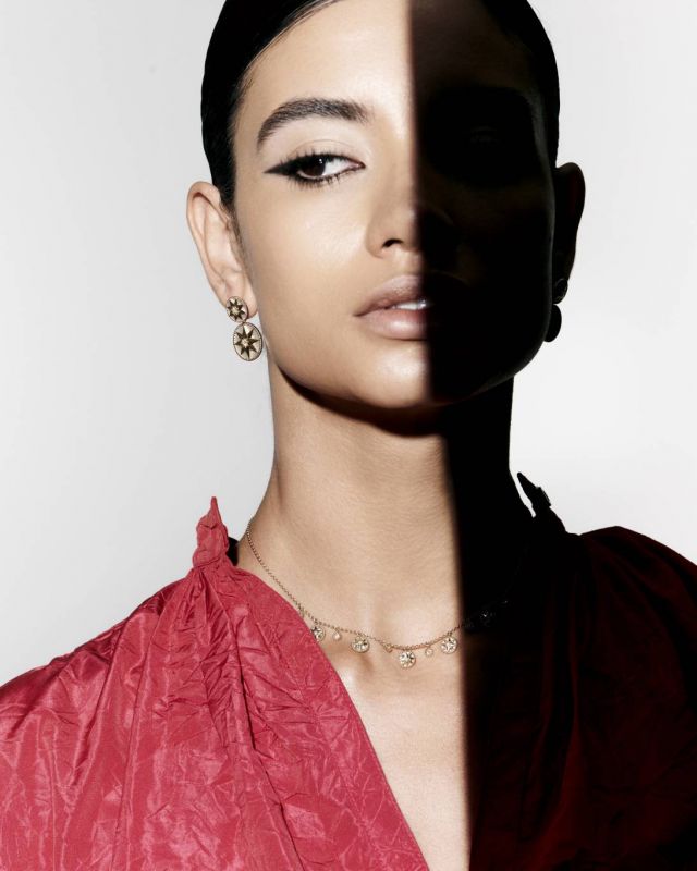 أقراط وعقد Rose des Vents من الذهب الأصفر، عرق اللؤلؤ والماس من Dior Fine Jewellery.