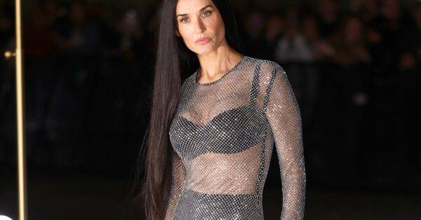 ديمي مور جريئة بفستان شفّاف لامع