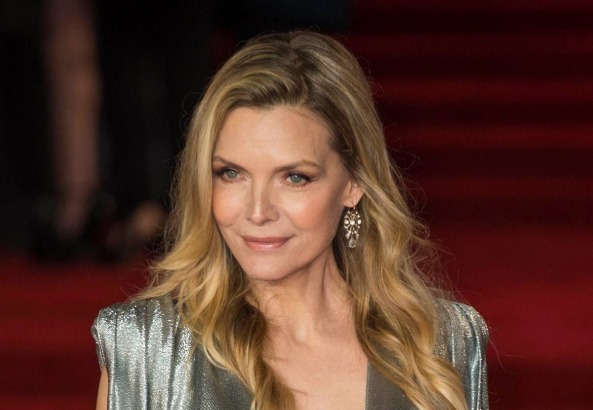 ميشيل فايفر مذهلة بلا مكياج في سنّ الـ65