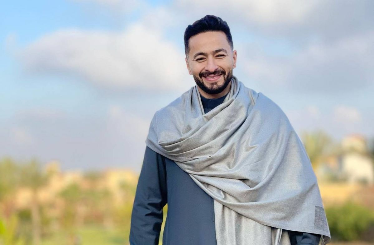 حمادة هلال يثير جدلاً على مواقع التواصل بصورة مركّبة