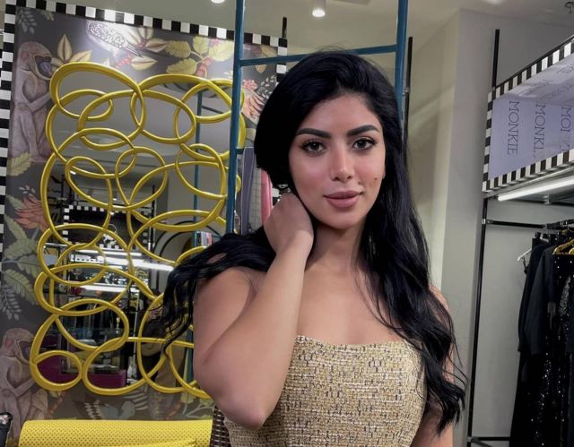 كارولين عزمي