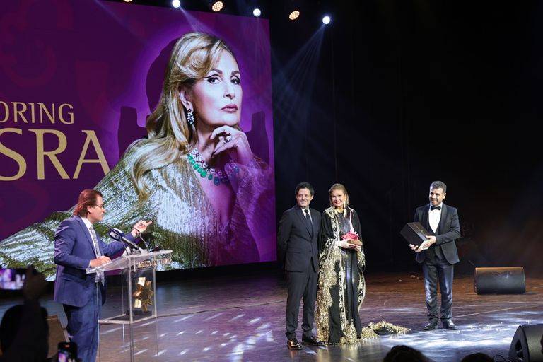 يسرا بأقراط ذهبية ضخمة في بيروت وتقول: 