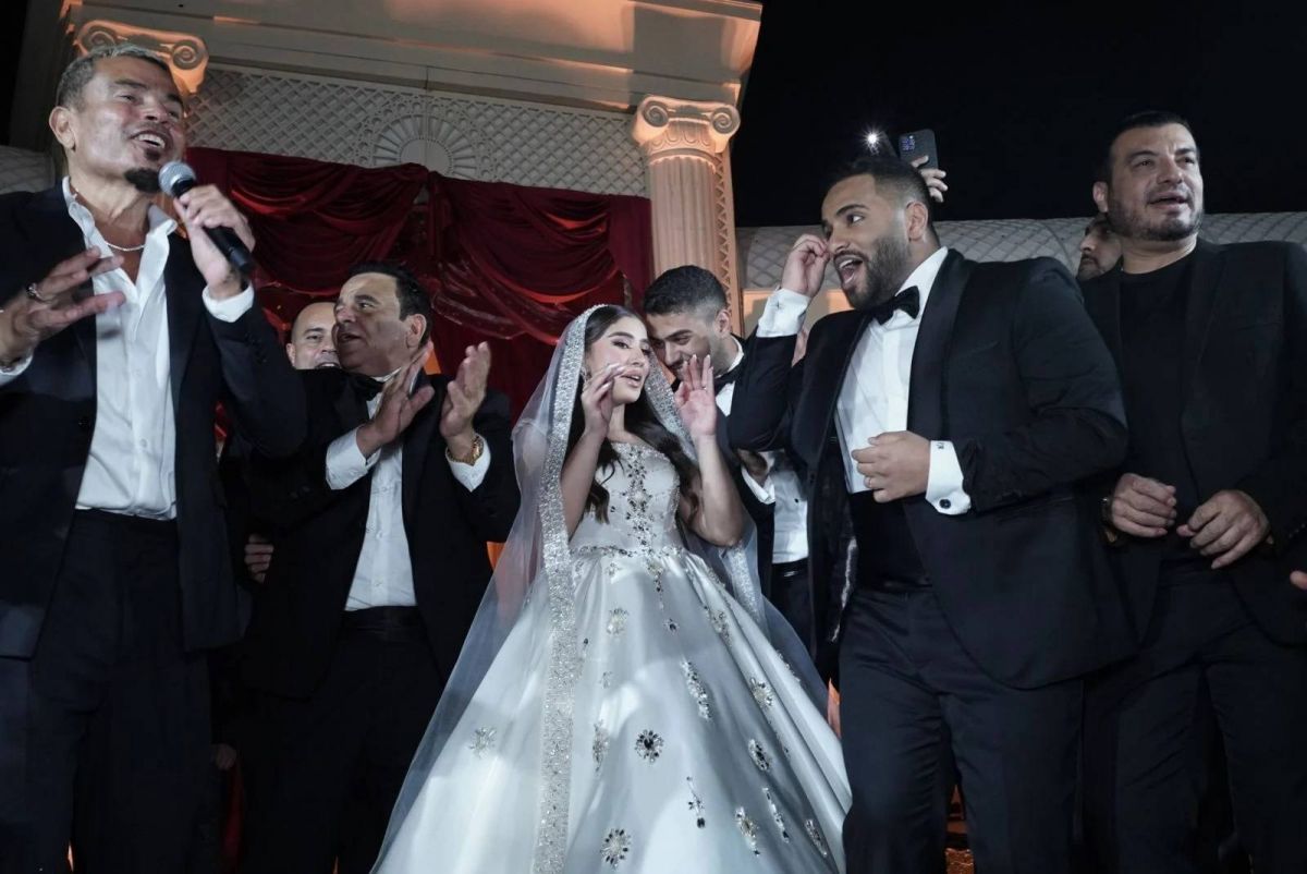 بالفيديو والصور - عمرو دياب ونجوم الفن يشاركون محمد فؤاد فرحته بزفاف نجله