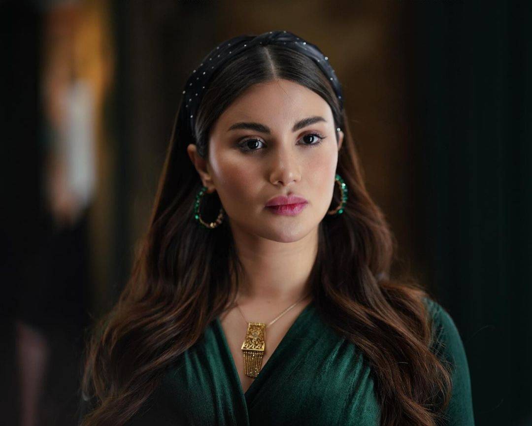 هدى الأتربي تضجّ أنوثةً بملابس 