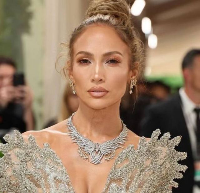 جينيفر لوبيز وزندايا بإطلالتين مختلفتين تماماً في حفل Met Gala... مَن الأجمل؟