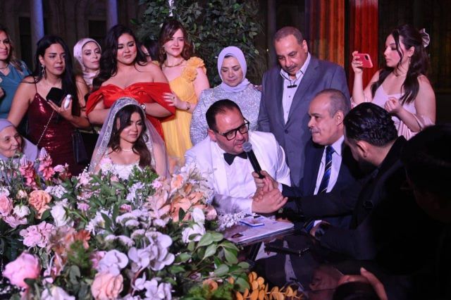 المخرج إسماعيل فاروق وعروسه خلال عقد القران