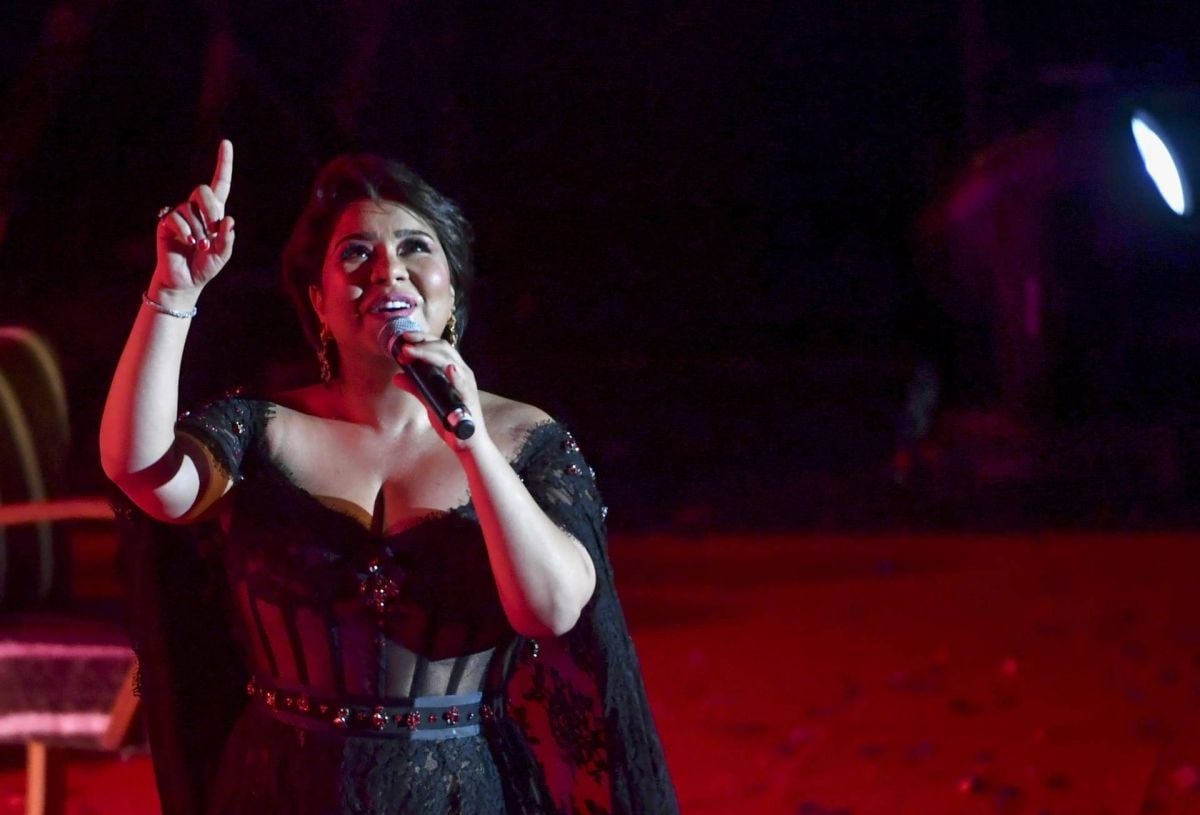 بالفيديو - انهيار شيرين عبد الوهاب بالبكاء في حفلها بالكويت