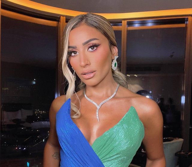 دينا الشربيني بالوشم على يدها اليمنى