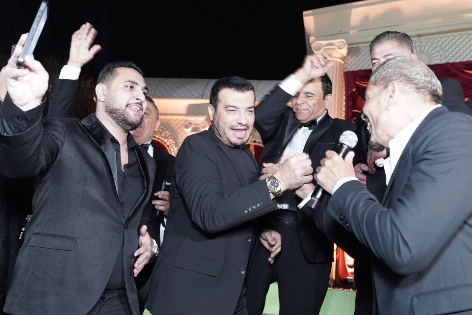 محمد فؤاد يرقص في زفاف نجله على أنغام إيهاب توفيق