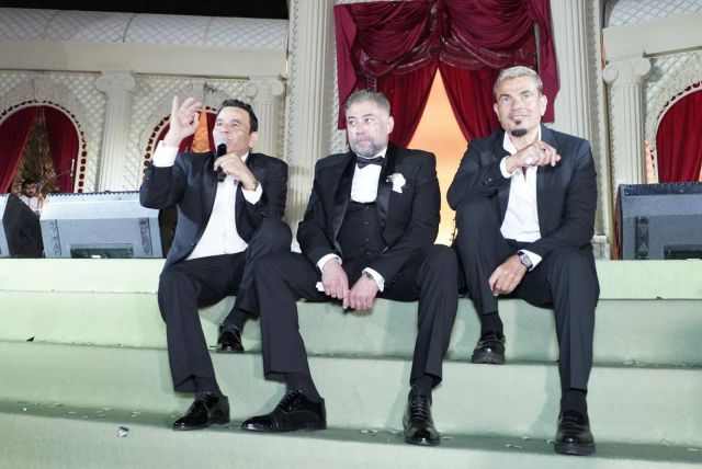 محمد فؤاد يغني في حفل زفاف نجله على الأرض وبجواره عمرو دياب
