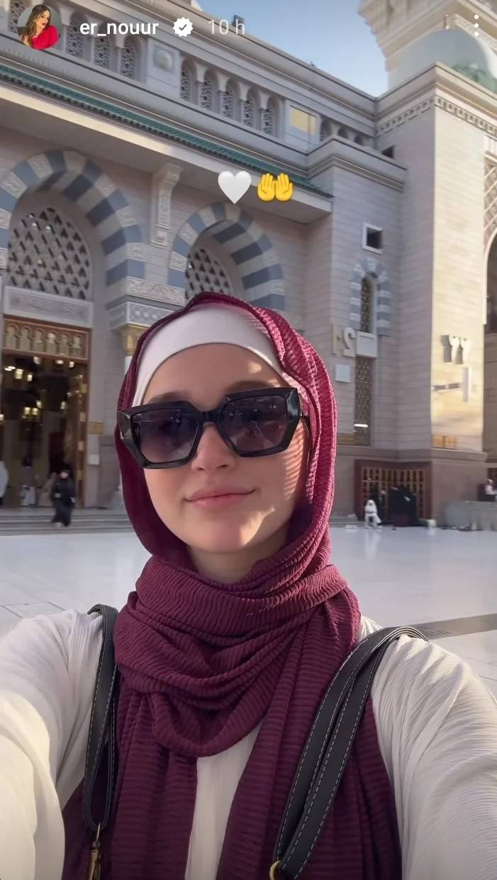 نور إيهاب تقف أمام الحرم المكّي