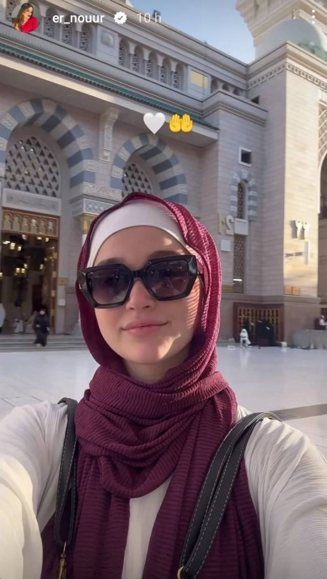 نور إيهاب تقف أمام الحرم المكّي