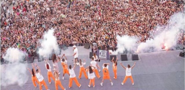 تامر حسني أمام عدد كبير من طلاب المدارس